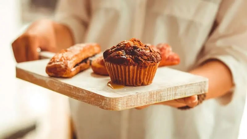木瓜蛋白酶在烘焙食品中降低面粉筋度，使面包紧实柔软